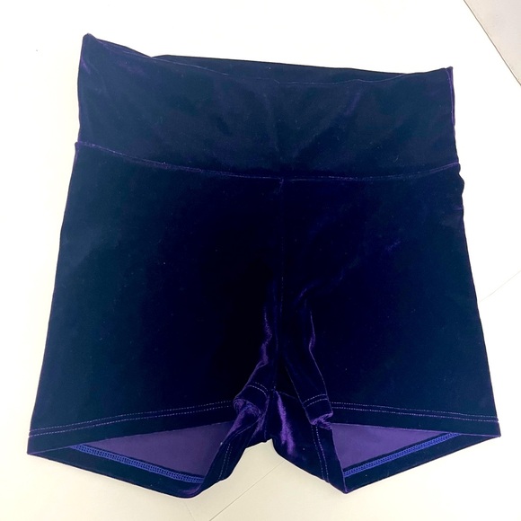NWOT ⚜️💜⚜️ Laina Rauma velvet purple shorts size S - Picture 1 of 11